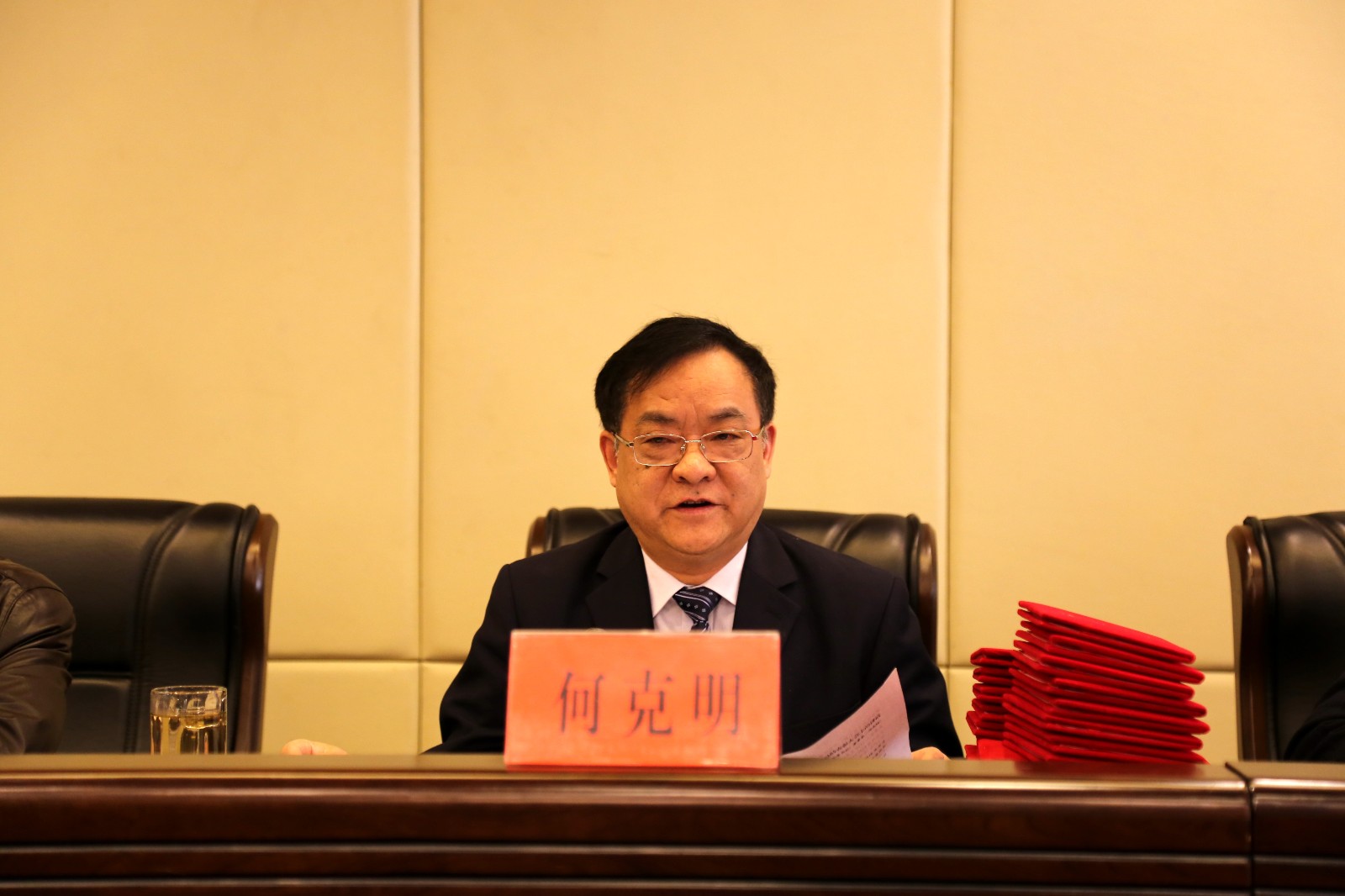 3、黨委書記、董事長何克明作總結(jié)報(bào)告.JPG