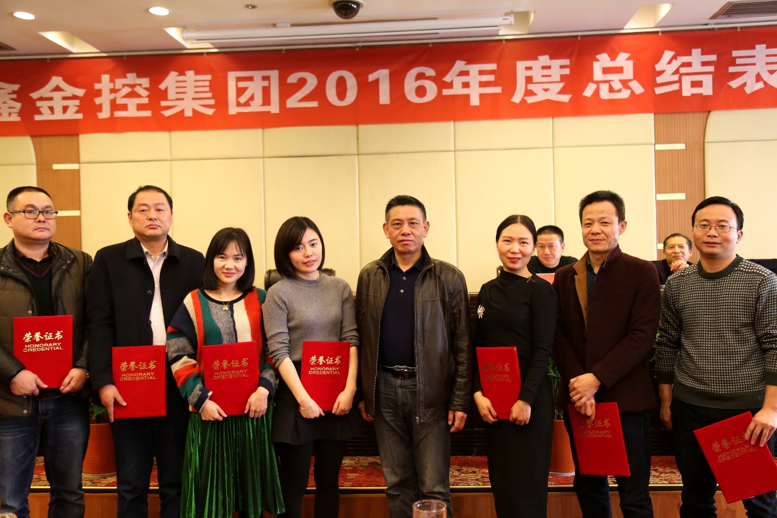9、市財(cái)政局領(lǐng)導(dǎo)蘇和平與先進(jìn)集體合影.JPG