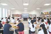 【書(shū)香?財(cái)鑫】走進(jìn)書(shū)里，把書(shū)讀厚；走出書(shū)本，把書(shū)讀薄