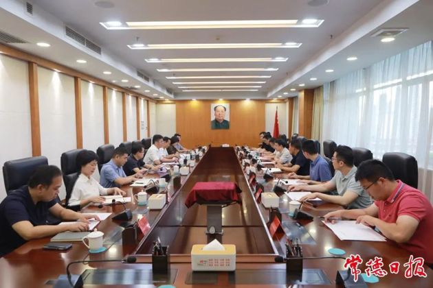羅毅君與梅永紅等來(lái)?？疾炱髽I(yè)家座談